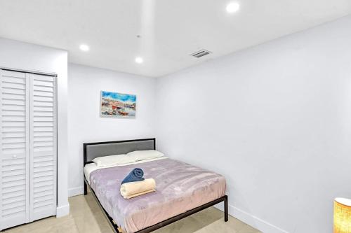 a bedroom with a bed in a white room at Hollywood 2 Bdrm New Furnished Beach Vacation Lb2 in Hollywood