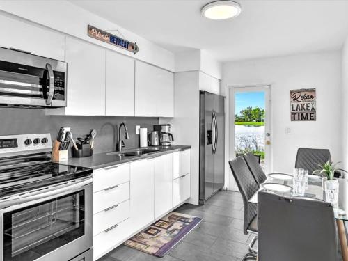 Gallery image of 2br Lakeside Getaway - Peaceful Waterfront Stay in Davie