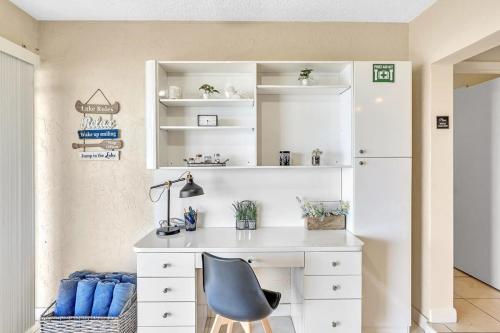 a white desk with a chair in a room at Beautiful Cozy Lakefront HomeCasinoAirportBeach in Fort Lauderdale