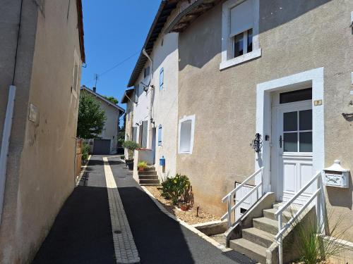 een steegje in een oud gebouw met een witte deur bij Ruelle maison ancienne in Saint-Romain