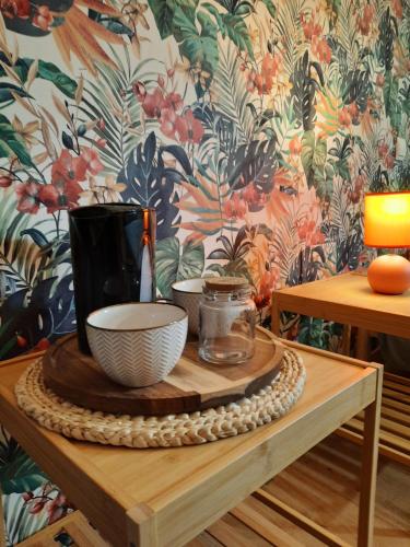 een tafel met twee kommen en een vaas erop bij Chambre Cosy indépendante sans cuisine in Mont-Louis