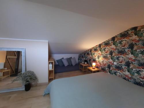 - une chambre avec un grand lit et une cheminée dans l'établissement Chambre Cosy indépendante sans cuisine, à Mont-Louis