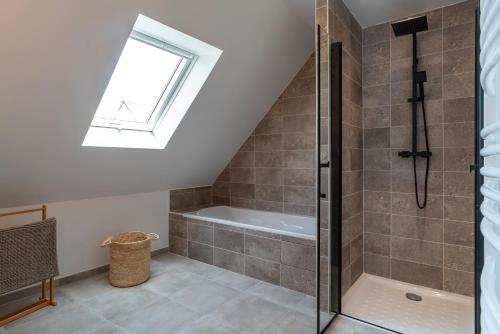 a bathroom with a shower and a bath tub at La Villa Bianca - A 10 min à pied de la plage in Bénodet