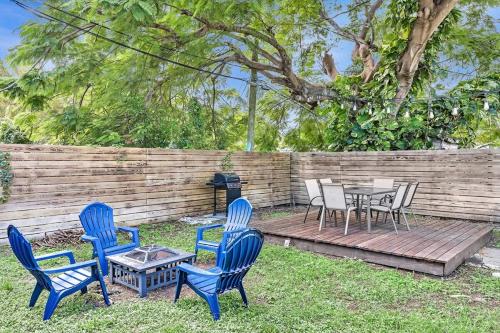 a group of chairs and tables in a yard at Two Bedroom Hollywood Beach Vacation Sc01 in Hollywood