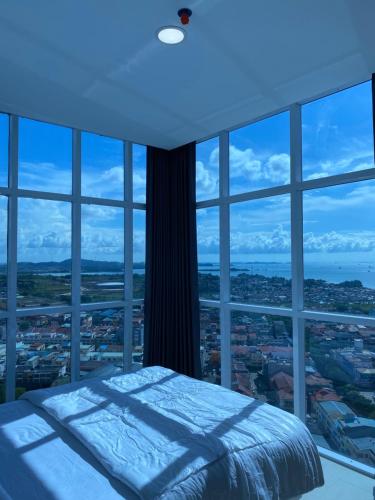 Postel nebo postele na pokoji v ubytování 2BR Panoramic Cityview at Formosa Residence by Skyline