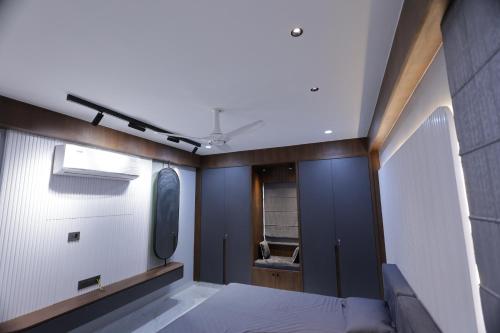 ein kleines Zimmer mit einem Bett und einem Spiegel in der Unterkunft Woodlands Apartment 501 - Fully Furnished Luxury Apartment in Jodhpur