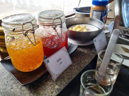 un comptoir avec deux bocaux de nourriture sur une table dans l'établissement Samed Cabana Resort, à Ko Samet