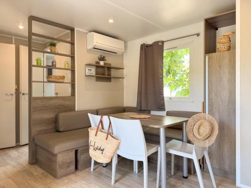 Dapur atau dapur kecil di Camping La Clape Village