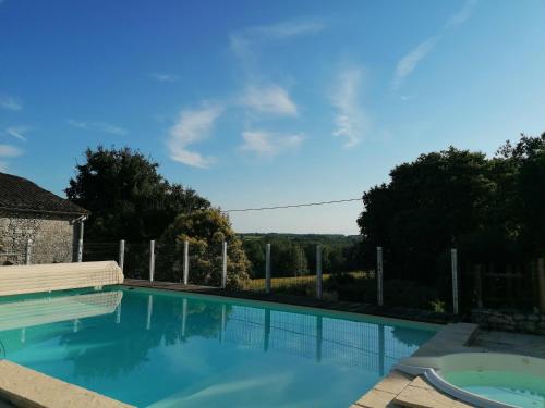 - une piscine avec vue sur la campagne dans l'établissement LE DOMAINE D'ELODIE, à Monestier