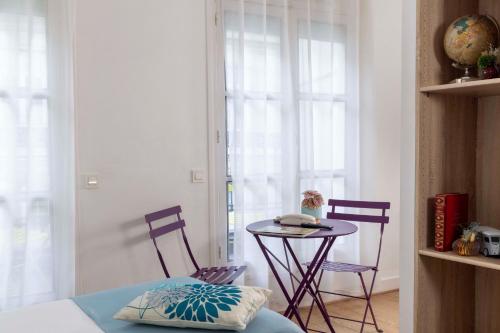 une pièce avec une table et deux chaises et une fenêtre dans l'établissement Grand Hotel du Calvados - Opera, à Paris