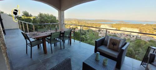 une table et des chaises sur un balcon avec vue dans l'établissement O SOHNO 4 pers vue Mer Piscine, à Sainte Trinité