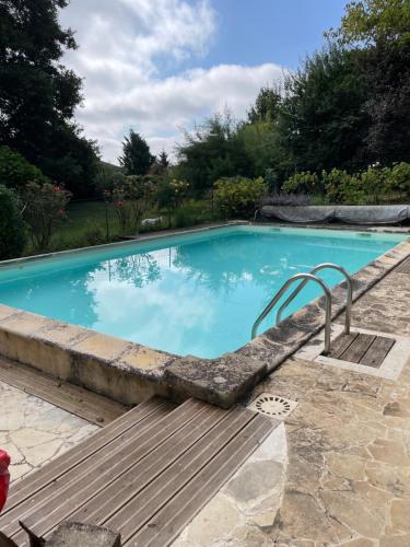 une piscine avec un banc devant dans l'établissement Studio meublé campagne, à Saint-Pey-de-Castets