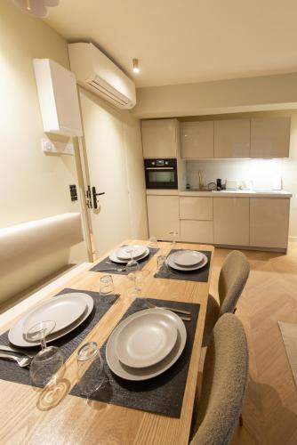 - une table à manger avec des assiettes et des verres à vin dans l'établissement Basfroi Cosy Apartment 1, à Paris