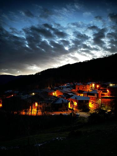 a view of a town at night with lights at Lar da cima in Folgoso