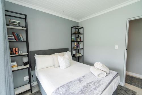 Ένα ή περισσότερα κρεβάτια σε δωμάτιο στο Modern 3 Bedroom In The Heart Of Pe