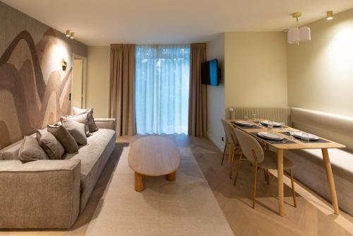 un salon avec un canapé et une table dans l'établissement Basfroi Cosy Apartment 1, à Paris