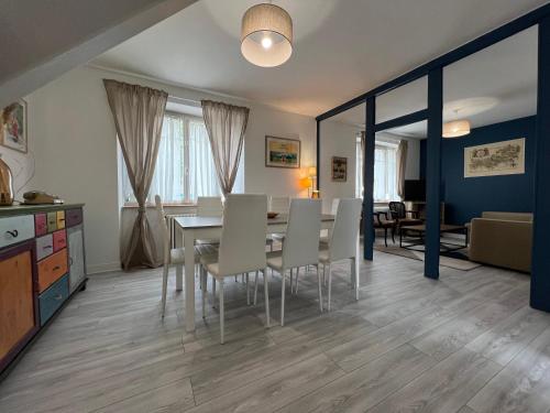 une cuisine et une salle à manger avec une table et des chaises dans l'établissement La Cheminée Ronde-Face Château Cheverny, à Cheverny