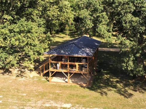 蒙尼斯帕勒特Les Cabanes de Lara的黑色屋顶建筑的顶部景观