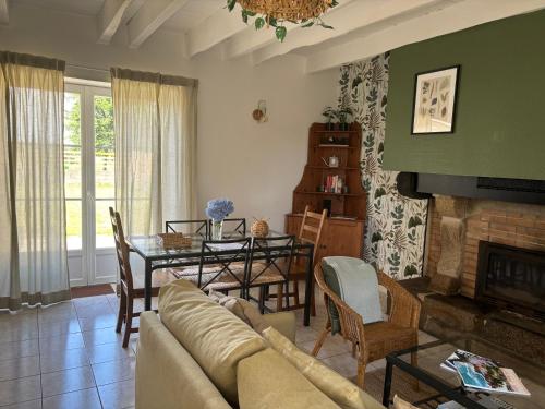 un salon avec un canapé et une table dans l'établissement Les gîtes du manoir de Port Cadic, à Rédené