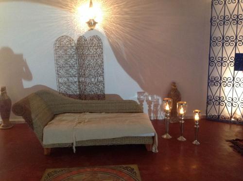 سرير أو أسرّة في غرفة في Dar Salama