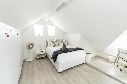 Ένα ή περισσότερα κρεβάτια σε δωμάτιο στο Dolphins View Luxury Apartment