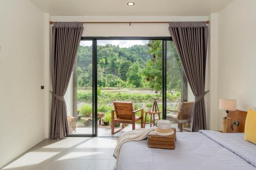 Postel nebo postele na pokoji v ubytování Sirin Farm Chiang Rai