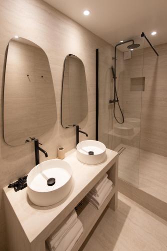 une salle de bain avec deux lavabos et une douche dans l'établissement Basfroi Cosy Apartment 1, à Paris