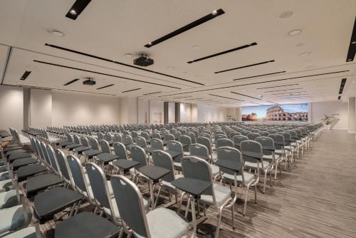 A área empresarial e/ ou a sala de conferências de Hotel Cristoforo Colombo