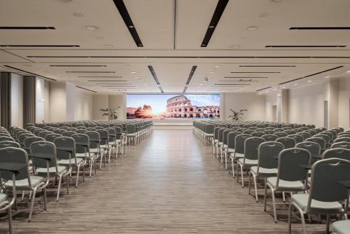 A área empresarial e/ ou a sala de conferências de Hotel Cristoforo Colombo