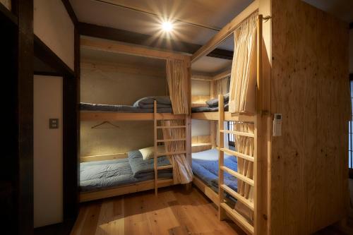 川越市にあるちゃぶだい Guesthouse,Cafe&Barの二段ベッド3組と廊下が備わる客室です。
