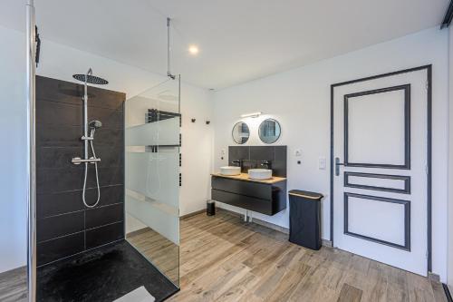 a bathroom with a shower and a glass door at L'Envolée de Charme - Maison à 10m de Vannes in Theix