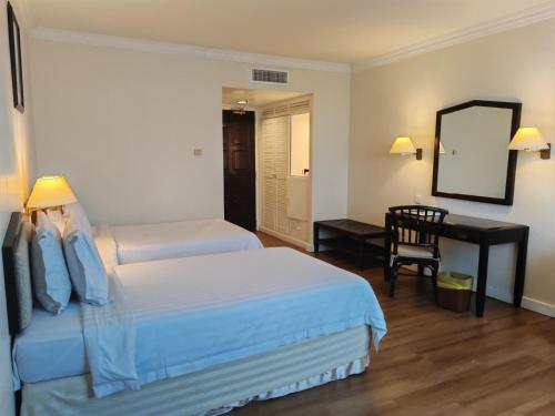 The Putra Regency Hotelにあるベッド