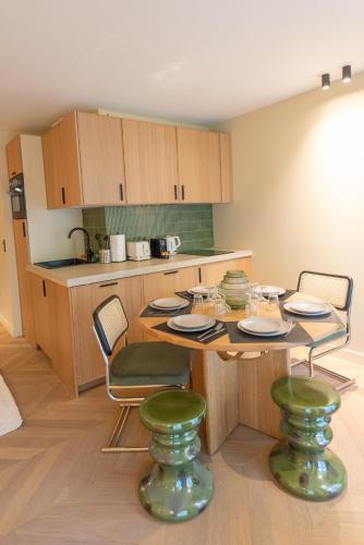 une cuisine avec une table et des chaises dans une cuisine dans l'établissement Basfroi Cosy Apartment 2, à Paris