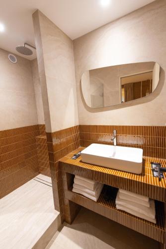 une salle de bain avec un lavabo et un miroir dans l'établissement Basfroi Cosy Apartment 2, à Paris