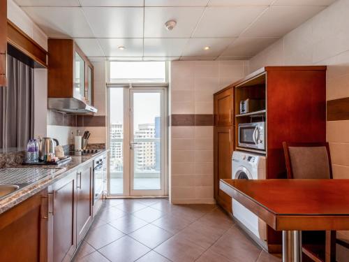 Η κουζίνα ή μικρή κουζίνα στο Flora Creek Deluxe Hotel Apartments, Dubai