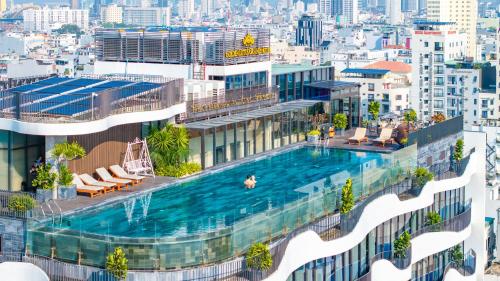 Bazén v ubytování Golden Lotus Grand Da Nang - Panoramic Rooftop Bar & Daily Afternoon Tea nebo v jeho okolí