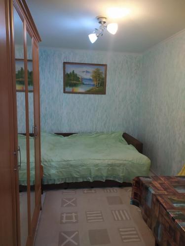 HOME في كيشيناو: غرفة نوم بها سرير ومروحة سقف