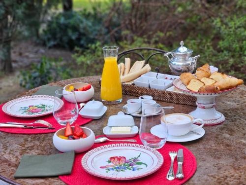 a table with food and drinks on a table with a table sidx sidx at La Divine Comédie-Suites Deluxe in Avignon