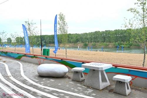 a row of benches next to a beach at Дом-House в Vadul lui Voda in Vadul lui Vodă
