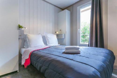 Postel nebo postele na pokoji v ubytování Camping maeva Escapades Colomba