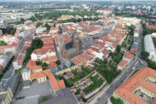 Nespecifikovaný výhled na destinaci Hradec Králové nebo výhled na město při pohledu z hotelu