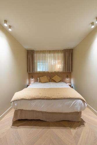 une chambre avec un grand lit dans une pièce dans l'établissement Basfroi Apartment Cosy 4, à Paris