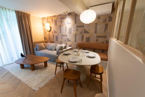 un salon avec une table et un canapé dans l'établissement Basfroi Apartment Cosy 4, à Paris
