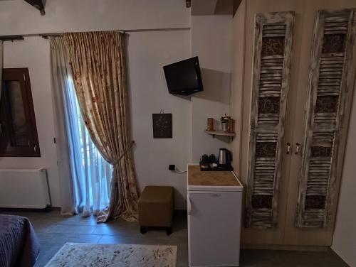 Μια τηλεόραση ή/και κέντρο ψυχαγωγίας στο Ξενώνας Γούσιας