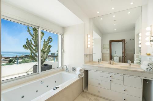 HERMOSA VILLA en MARBELLA,100 m playa, vistas al mar, piscina privada