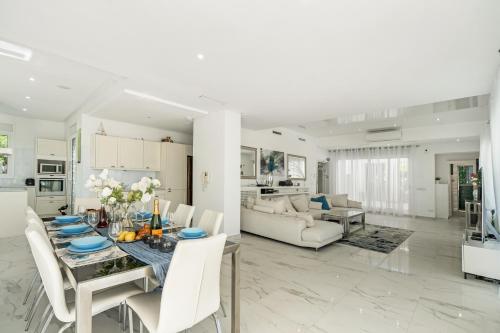 HERMOSA VILLA en MARBELLA,100 m playa, vistas al mar, piscina privada