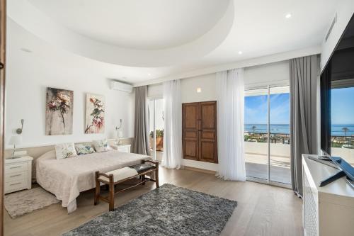 HERMOSA VILLA en MARBELLA,100 m playa, vistas al mar, piscina privada