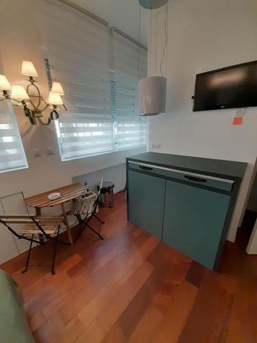 Cette chambre comprend une cuisine avec une table et une télévision. dans l'établissement Studio Marseille, à Marseille