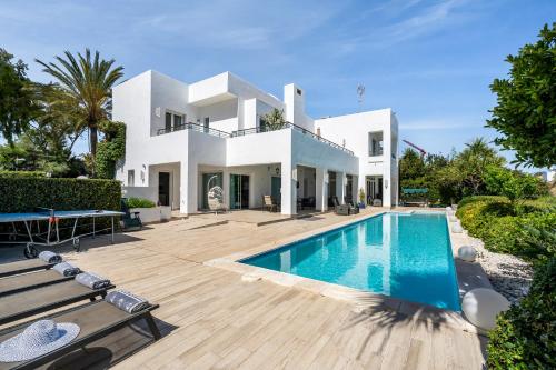 HERMOSA VILLA en MARBELLA,100 m playa, vistas al mar, piscina privada