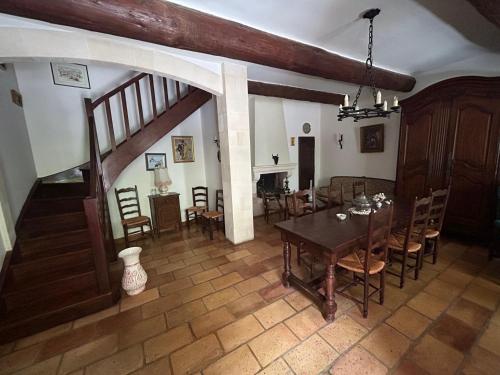 une salle à manger avec une table et des chaises dans l'établissement L hacienda de Raymonde, à Nîmes